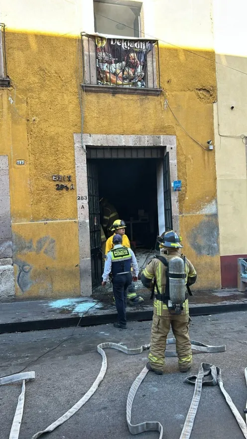 Atiende PC incendio en comercio de Apatzingán Michoacáán  