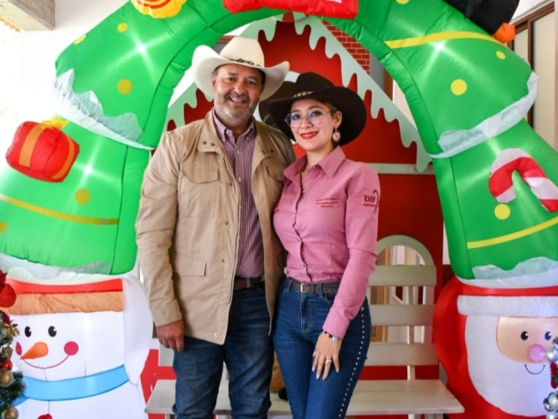 El Alcalde Julio Arreola y Andrea Rodríguez presentan la Caravana Navideña 2025 en Pátzcuaro 