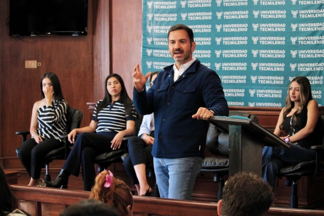 Yankel Benítez dialoga con jóvenes universitarios sobre participación ciudadana 